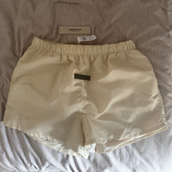 ESSENTIAL SHORTS - Picture 1 of 4